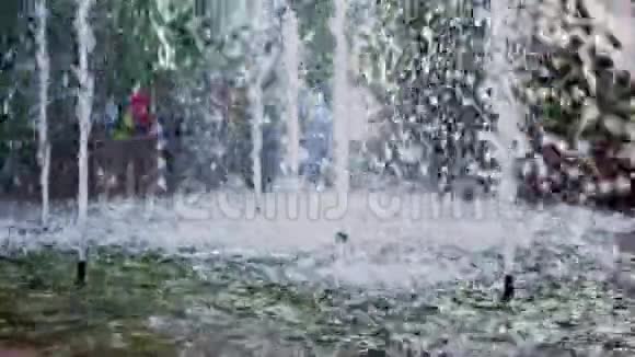 喷泉池溪水流下来视频的预览图