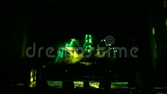 黄绿相间的舞台灯光场景舞台灯光带聚光灯和烟雾视频的预览图