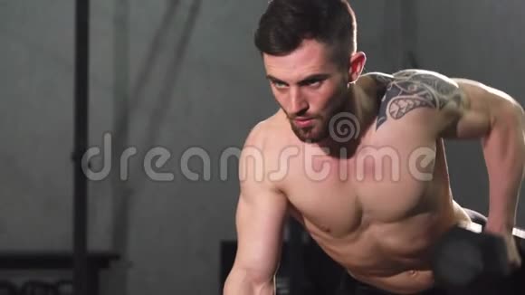 年轻的赤膊男运动员在健身房做背部锻炼视频的预览图