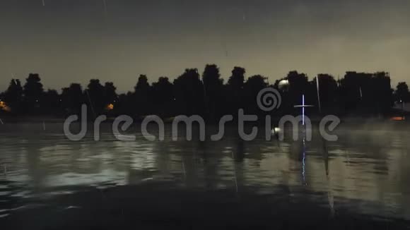 雨夜湖上的另一个维度入口视频的预览图