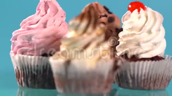 四个什锦蛋糕与缠绕糖衣视频的预览图