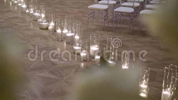 地板上有蜡烛视频的预览图