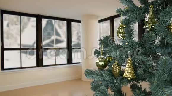 家庭客厅圣诞前夜庆祝圣诞前夜绿杉树金色装饰生活方式新概念视频的预览图