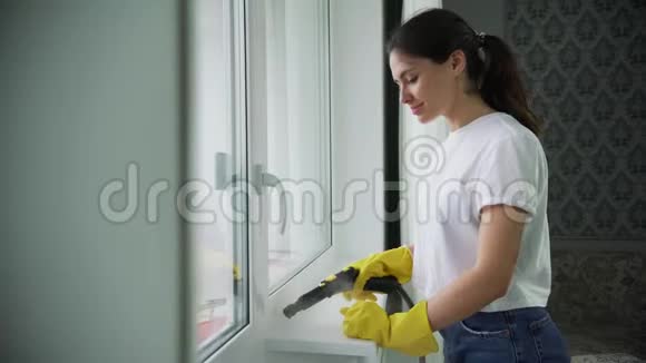 专业清洗窗户女孩从清洁公司清洗难以到达的地方蒸汽清洗视频的预览图
