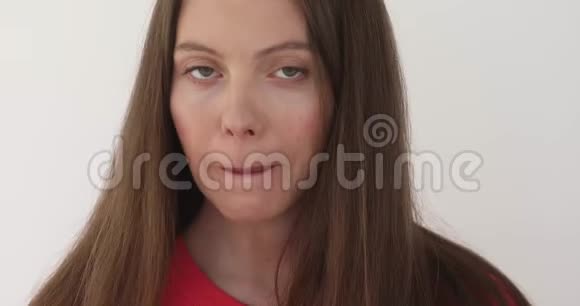 女人在嘴唇上展示沉默的手指视频的预览图