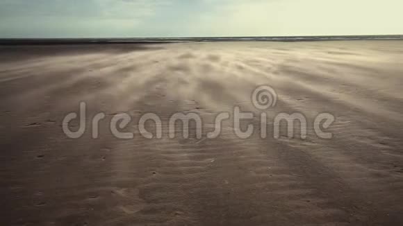 风吹过贫瘠的沙丘视频的预览图