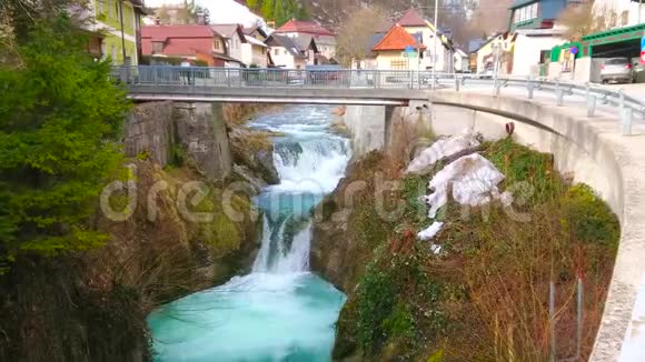 奥地利SalzkammergutEbenseeTraun河上的急流视频的预览图