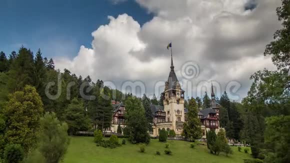 城堡和云彩时间流逝视频的预览图