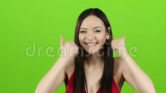 女孩玩得很开心竖起大拇指绿色屏幕慢动作视频的预览图