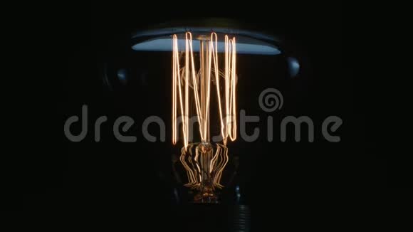 闪烁的复古爱迪生灯泡不断闪烁视频的预览图