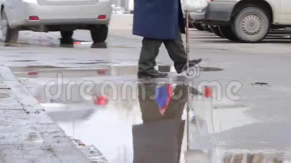 一个拿着棍子的老人过马路视频的预览图