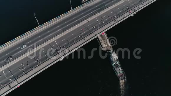 4的空中无人机飞行马拉松在桥上跑步桥下船舶视频的预览图