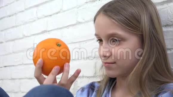 儿童早餐吃恒河水果女孩子闻到健康食品厨房视频的预览图