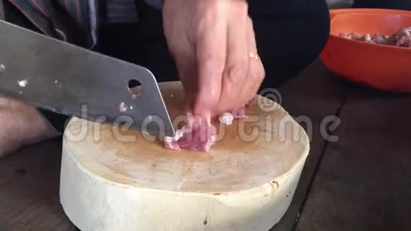 切肉在砧板上视频的预览图