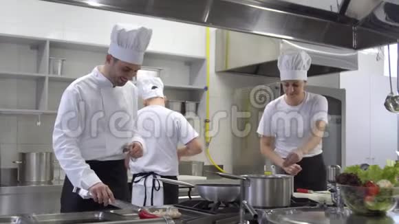 厨师烹饪厨师试汤视频的预览图
