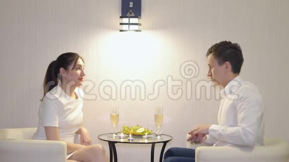 年轻人向女人求婚浪漫的相遇视频的预览图