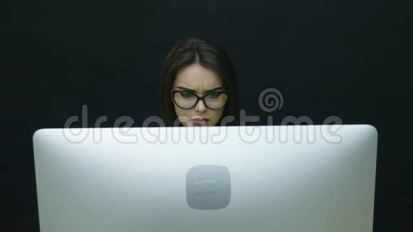 坐在桌上看电脑的女人视频的预览图