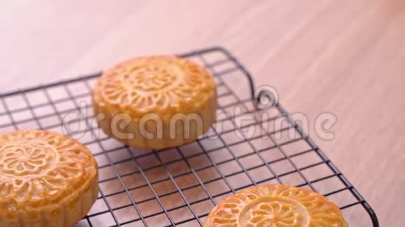 新鲜出炉的中国月饼糕点为传统中秋佳节特写卡车镜头移动视频的预览图