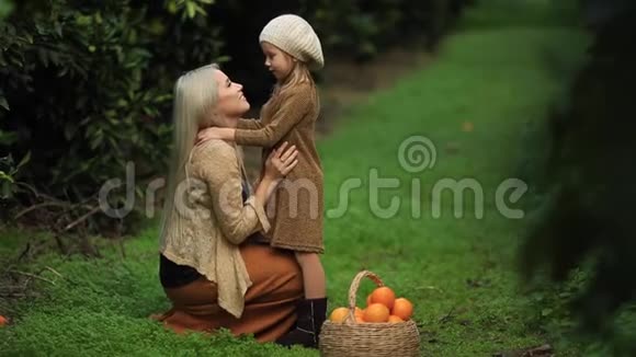 花园里的妈妈和女儿橘子高清视频的预览图