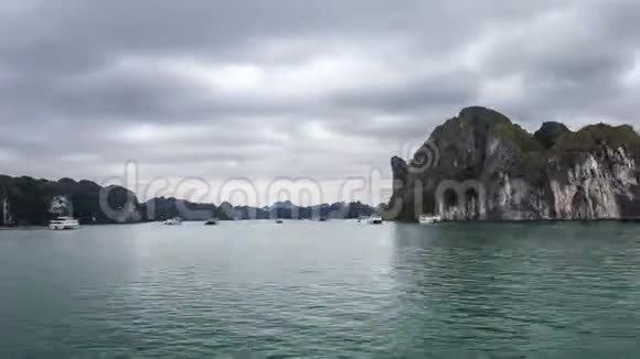 哈龙湾随相机移动的时间推移越南的自然奇迹视频的预览图