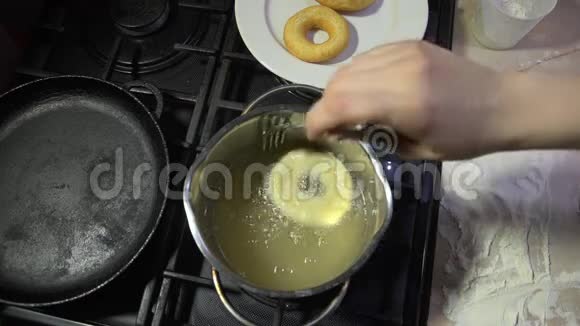 在沸腾的油里烤甜甜圈视频的预览图