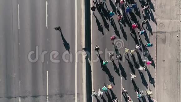 4的空中无人机飞行马拉松在街上跑在镜头后面上景近景视频的预览图