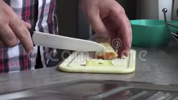 厨房里有个男人在切苹果视频的预览图