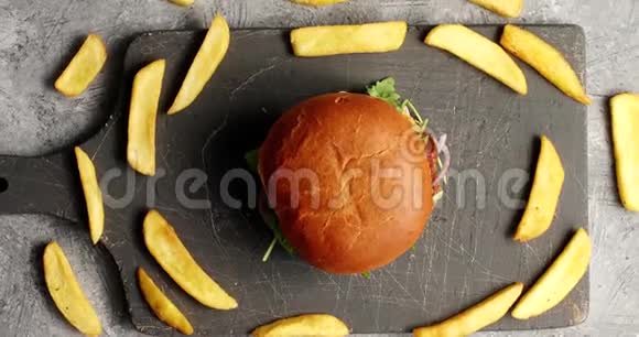 汉堡和薯条的组成视频的预览图