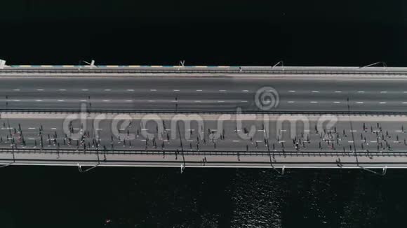 4的空中无人机飞行慢动作马拉松在桥上跑横式小车顶景视频的预览图