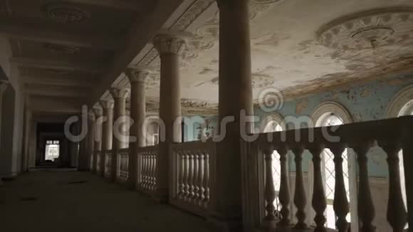 旧废弃宫殿内的全景破旧的墙壁和天花板视频的预览图