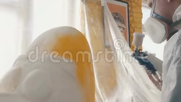 一个戴防毒面具的人涂上油漆视频的预览图