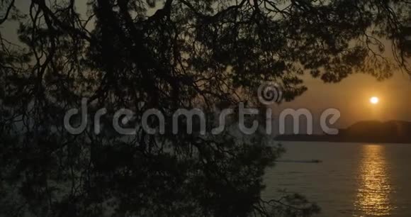金色的阳光照耀着黑山某处的湖面视频的预览图