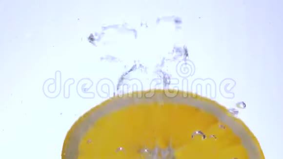 近距离拍摄落入水中的橙色切片视频的预览图