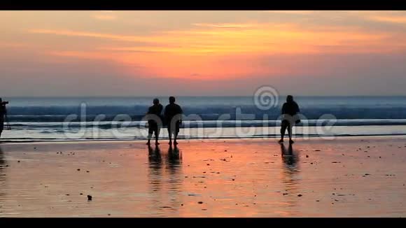 海滩上的日落猎人视频的预览图