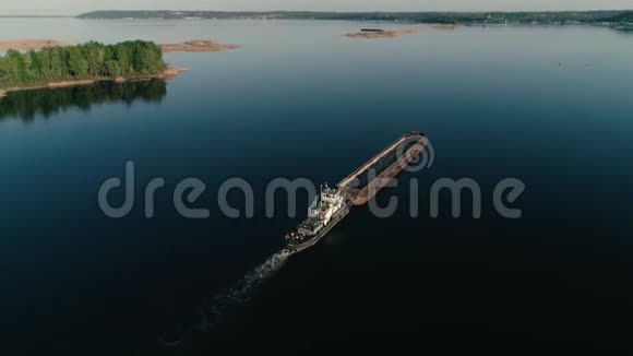 4的空中无人机镜头在平静的水面上飞过驳船视频的预览图