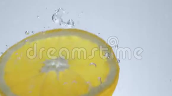 把柠檬片放进水里视频的预览图