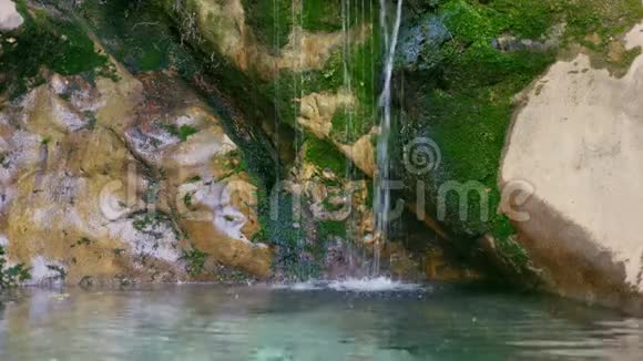 山湖和一个有水的石窟视频的预览图