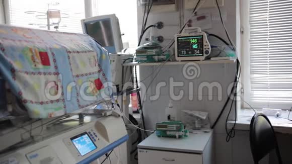 妇产医院早产婴儿室医疗监护仪视频的预览图