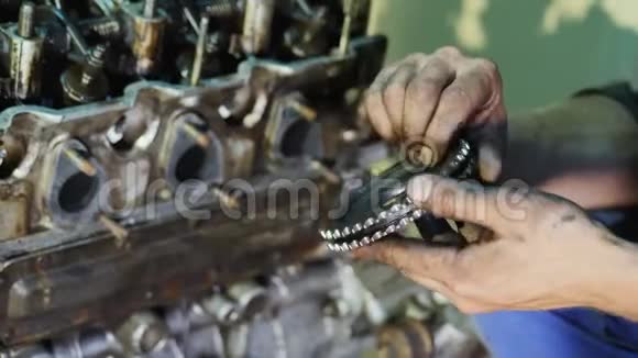 一个汽车修理工手里拿着齿轮视频的预览图