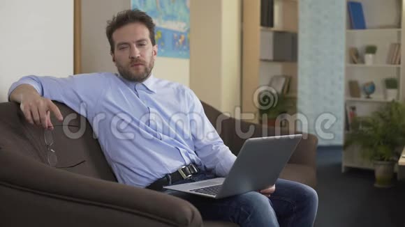 食品评论家坐在笔记本电脑旁思考评论文章自由职业者视频的预览图