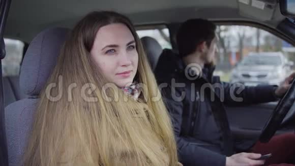 一对夫妻吵架后坐在车里视频的预览图