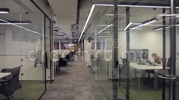 商务中心设有带有玻璃隔断的办公室员工在其中工作视频的预览图