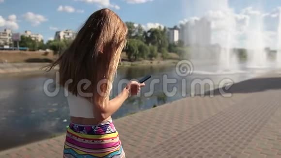 智能手机从女人手中滑落街头视频的预览图
