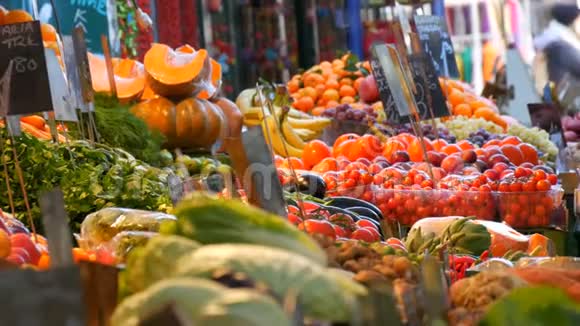 大城市的菜市场各种蔬菜和水果的巨大选择健康新鲜有机纯素食品视频的预览图