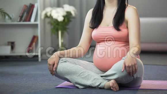 快速与儿童女士做瑜伽为怀孕得到身体色调冥想视频的预览图