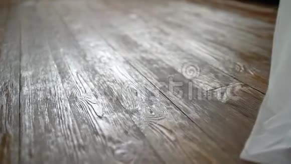 女孩赤脚走在木地板上视频的预览图