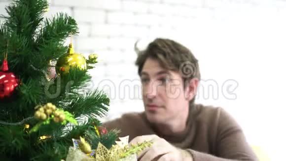 白人男子兴奋地装饰圣诞树等待着给家人带来惊喜视频的预览图