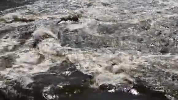 河坝上的水流从河闸喷出形成波浪视频的预览图