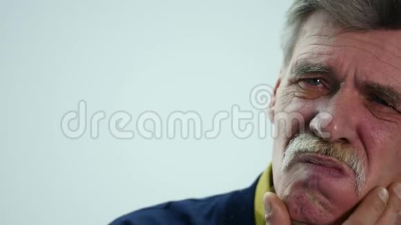 一位老人牙疼的白色背景肖像视频的预览图