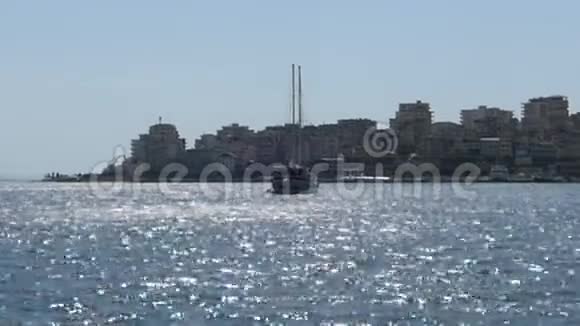 船在萨兰达阿尔巴尼亚的城市景观前面巴尔干里维埃拉视频的预览图